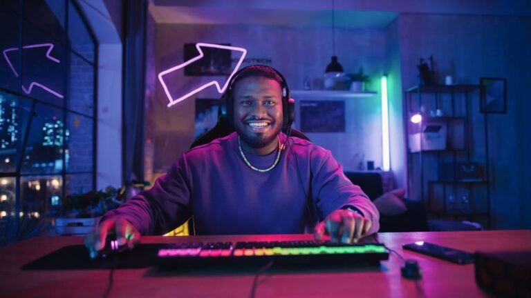 foto de gamer feliz jogando com um bom plano de internet