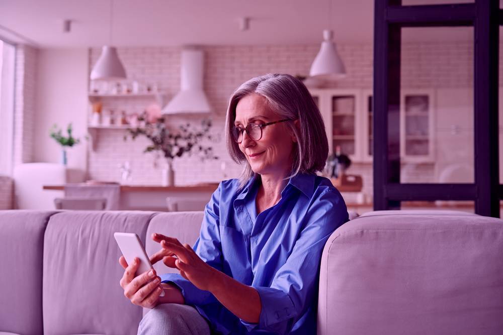 senhora conferindo armazenamento na nuvem no celular